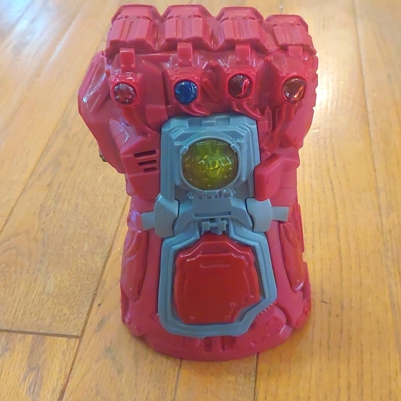 Marvel Avengers Infinity Wars Thanos Gauntlet - Picture 1 of 1